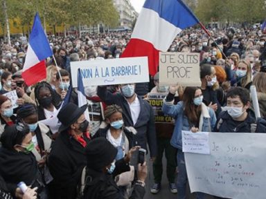 França condena degola de professor e segregação nos subúrbios