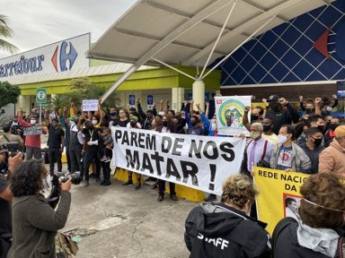 Manifestantes ocupam Carrefour no RJ em repúdio ao assassinato de João Alberto