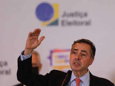 Barroso ironiza Bolsonaro sobre insinuação de fraude: ‘Tem gente que acha que a terra é plana’