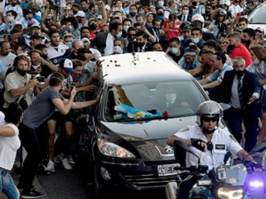 Argentinos tomam 40 km de estrada para saudar passagem do cortejo de Diego