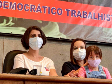 PDT entrega carta compromisso e sela aliança com Manuela no 2º turno em Porto Alegre