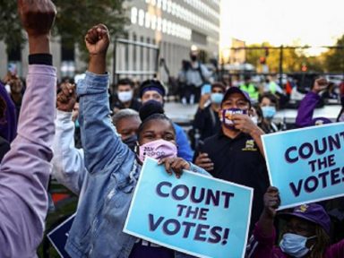 Eleitores nas ruas de Washington, NY, Portland e Filadélfia exigem: “Contem todos os votos”