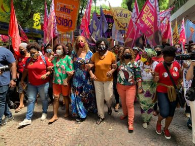 “Enquanto Bolsonaro se nega a comprar vacina, as pessoas estão morrendo”, afirma Elza Serra