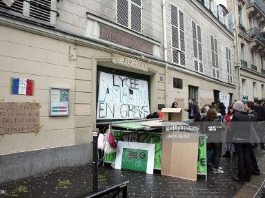 França: estudantes erguem barricadas em repúdio à  falta de proteção anti-Covid  nas escolas