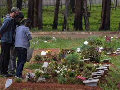 No dia de Finados, Brasil ultrapassa a marca de 160 mil mortos por Covid-19