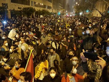 Congresso destitui presidente peruano e manifestantes protestam em Lima