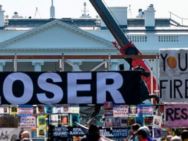 Trump sabota ação de Biden contra Covid ao devolver US$ 455 bi