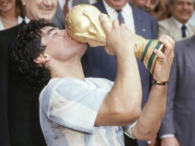Mundo se comove na despedida do astro Maradona