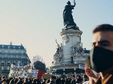 Franceses repudiam lei de Macron que censura vídeos de violência policial