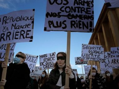 Lei para proibir filmagem de policiais violentos isola Macron e seu governo