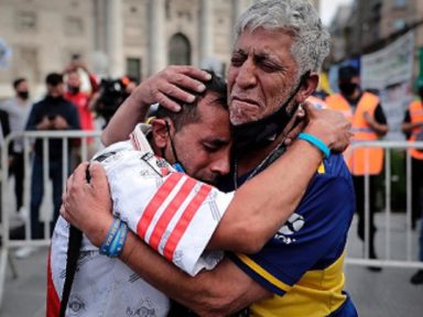 O ato de amor do povo a Maradona