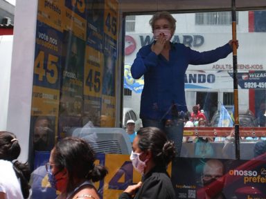 Marta e Erundina vão de ‘papamóvel’ à periferia disputar votos para Covas e Boulos