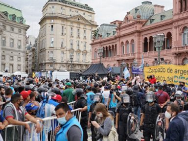 Maradona está presente na multidão diante da Casa Rosada