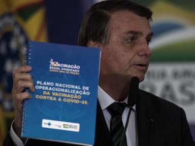 63% dos brasileiros reprovam Bolsonaro na questão da vacina, diz pesquisa