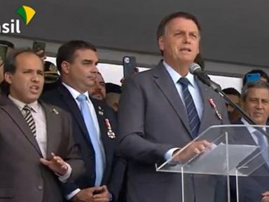 Pressionado por denúncias, Bolsonaro tenta incitar a PM contra a imprensa