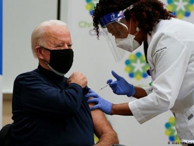 Biden e Fauci se vacinam diante da TV para encorajar imunização nos EUA