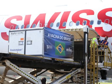 Novo lote, com 2 milhões de doses da CoronaVac chega ao Brasil
