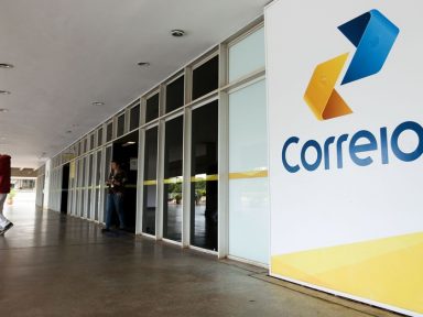 Plano de demissão nos Correios visa preparar terreno para privatização, denuncia sindicato