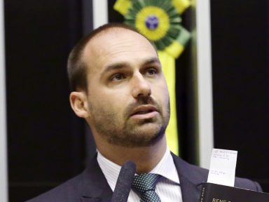 PGR investiga Eduardo Bolsonaro por compra de apartamentos com dinheiro vivo