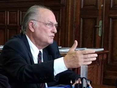 Freire: Bolsonaro sabota a vacina e “trata a vida dos brasileiros como bugiganga”