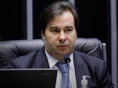 “Maior erro de Bolsonaro é a demora em comprar vacina”, avalia Maia