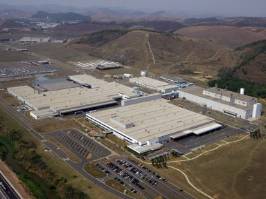 Mercedes-Benz fecha fábrica e deixa 370 funcionários ameaçados de desemprego