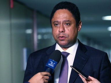 Baleia Rossi será o candidato da frente para derrotar Bolsonaro, afirma Orlando