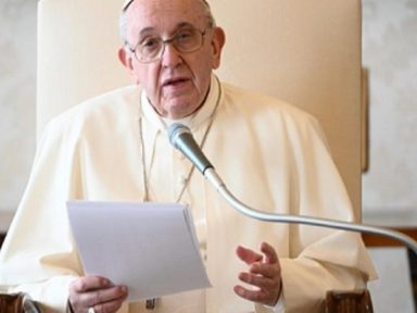 Papa Francisco exorta países a gastarem mais com vacinas e menos com armas