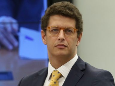 Salles apresenta meta climática que eleva emissão de gases até 2030