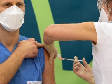 Enquanto Bolsonaro “não dá bola”, 42 países já iniciaram a vacinação contra Covid-19