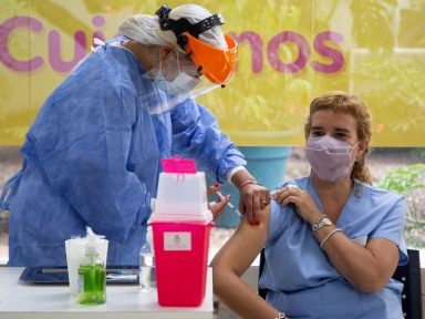 Com vacinas adquiridas para toda população, Argentina aciona logística de imunização