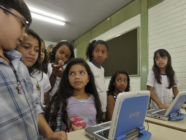 Bolsonaro veta recursos para universalização da internet em escolas públicas