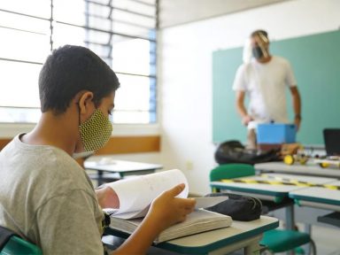 Governo de SP autoriza volta às aulas em todo o estado em 1º de fevereiro