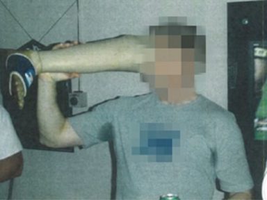 Soldados australianos beberam cerveja na perna protética de afegão executado