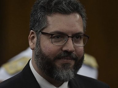 “Beato Salu” defende o negacionismo e o caos do governo atacando a OMS