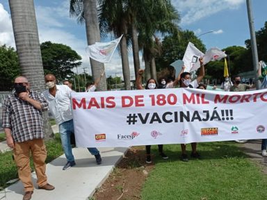 Bolsonaro é recebido por manifestação pela “Vacina, já” na Ceagesp, em SP