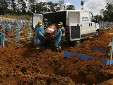 Em colapso, Manaus registra recorde de enterros com 213 sepultamentos