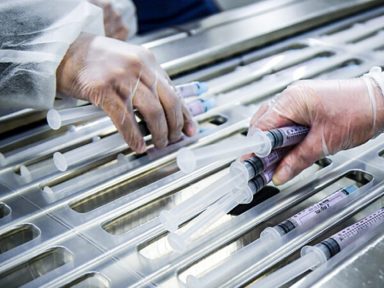 Após negligenciar vacinação, governo encomenda seringas e agulhas “excedentes” da indústria nacional