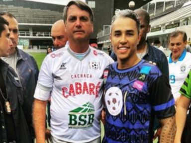Bolsonaro participa de evento com acusado de lavar dinheiro para o PCC