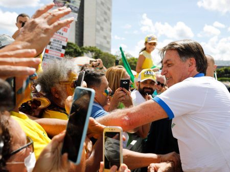 Bolsonaro e sua “estratégia institucional de propagação do vírus”