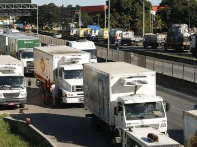 Caminhoneiros condenam reajuste de 2,51% no frete e reforçam greve para dia 1º