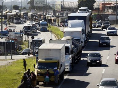 Caminhoneiros reforçam greve contra aumento do diesel: “Torna impossível nosso trabalho”