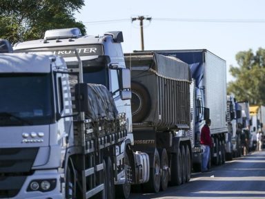 Caminhoneiros convocam greve nacional pela redução do preço do diesel