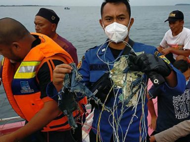 Boeing cai na Indonésia e deixa 62 mortos