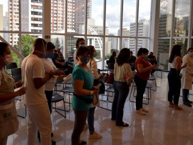 Aviões estavam prontos no domingo para transportar a vacina, mas Bolsonaro não quis