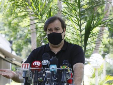 Para Maia, “Bolsonaro  consegue superar os delírios e os devaneios de Trump”