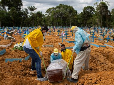 Brasil chega aos 200 mil mortos em meio ao desprezo de Bolsonaro pela vida