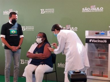 Enfermeira Calazans, a primeira a receber a vacina contra a Covid-19 no Brasil