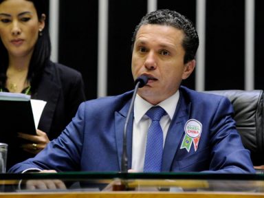Presidente da Frente Parlamentar Brasil-China cobra a demissão de Ernesto Araújo