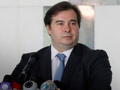 Maia chama governo de “incompetente” por dar calote no Brics